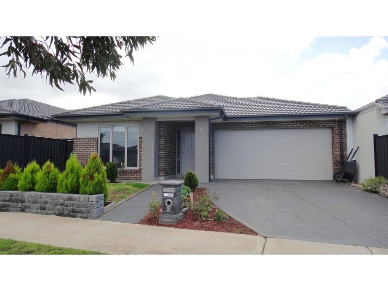 18 Arbourlea Boulevard, Cranbourne North VIC 3977