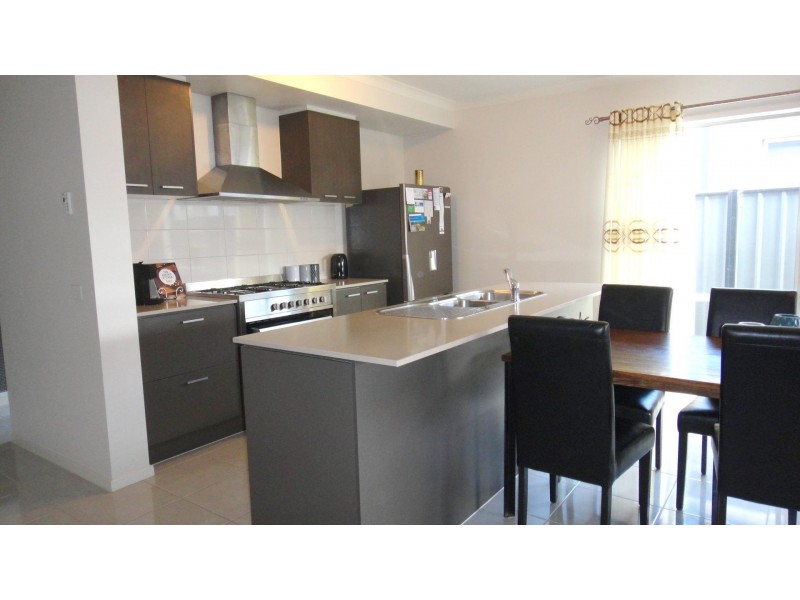 18 Arbourlea Boulevard, Cranbourne North VIC 3977