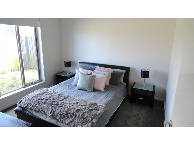 18 Arbourlea Boulevard, Cranbourne North VIC 3977