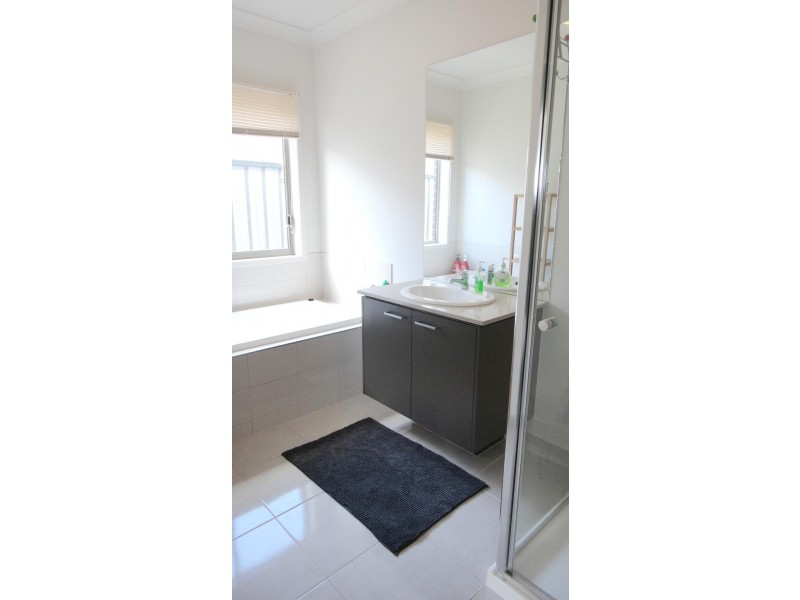 18 Arbourlea Boulevard, Cranbourne North VIC 3977