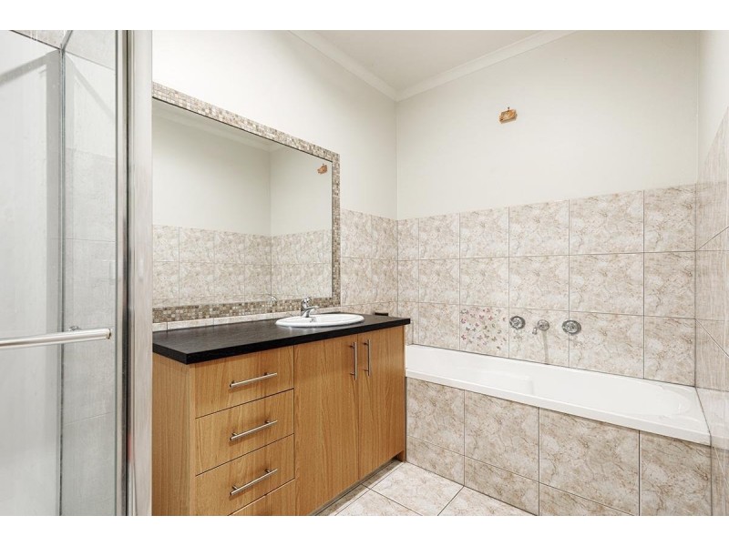 2/5 Fieldlark Court, Werribee VIC 3030