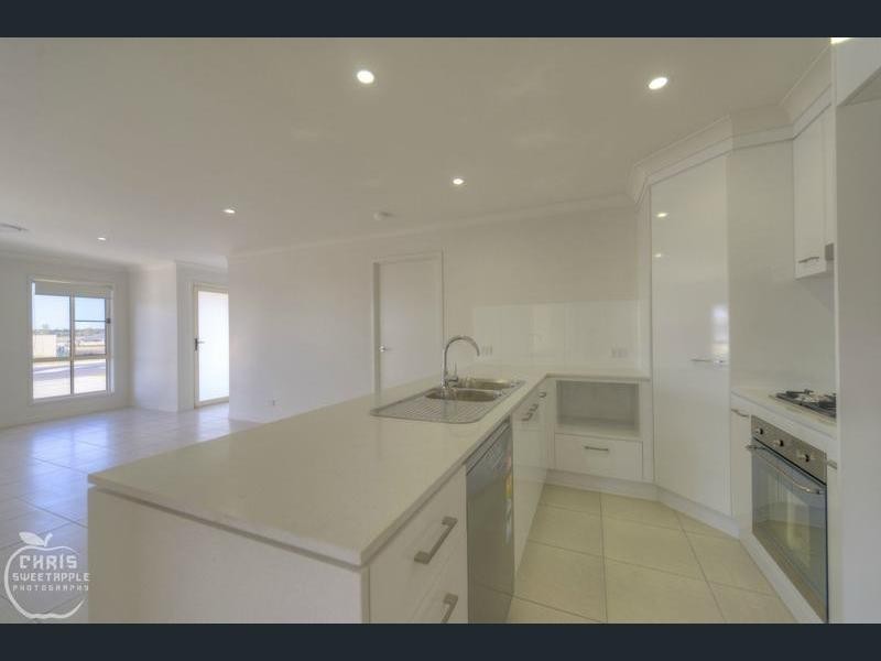 2/72 Acacia Drive, Miles QLD 4415