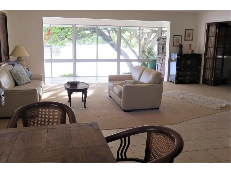 17 Cedar Place, Broadbeach Waters QLD 4218