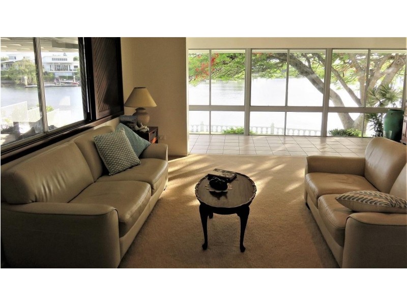 17 Cedar Place, Broadbeach Waters QLD 4218