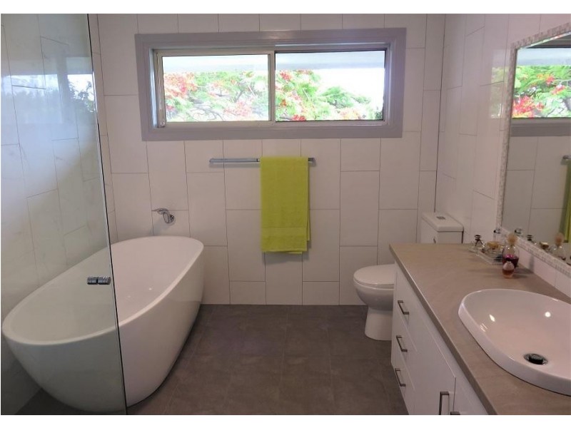 17 Cedar Place, Broadbeach Waters QLD 4218