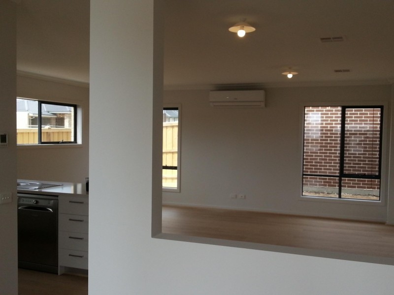 2 Hut Road, Clyde North VIC 3978