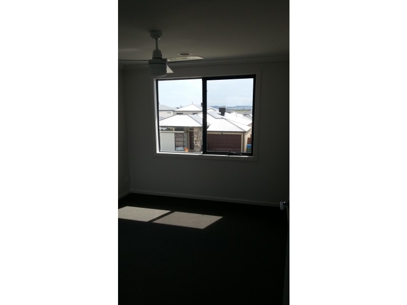 2 Hut Road, Clyde North VIC 3978