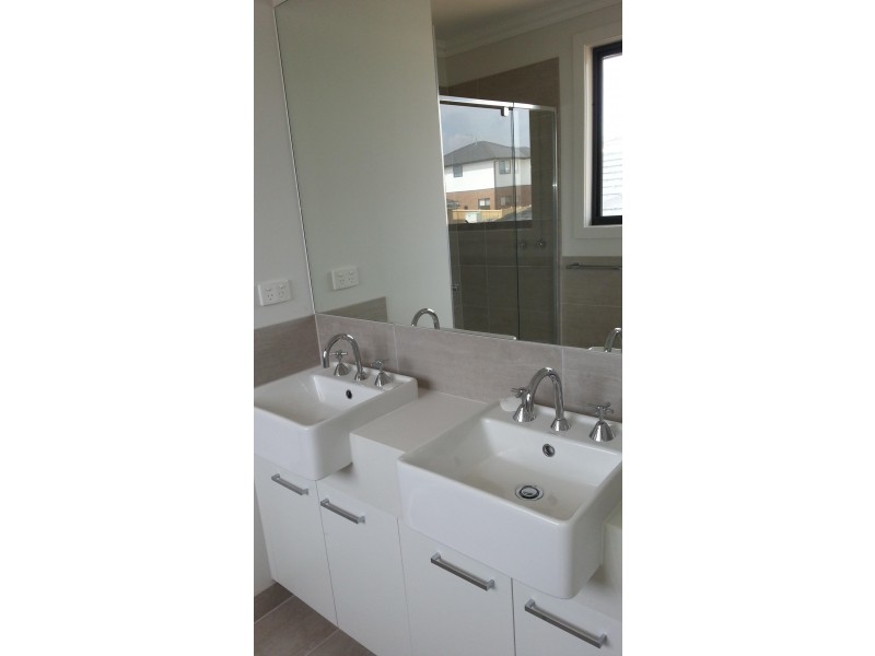 2 Hut Road, Clyde North VIC 3978