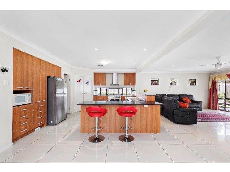 23 Apulia Place, Bridgeman Downs QLD 4035