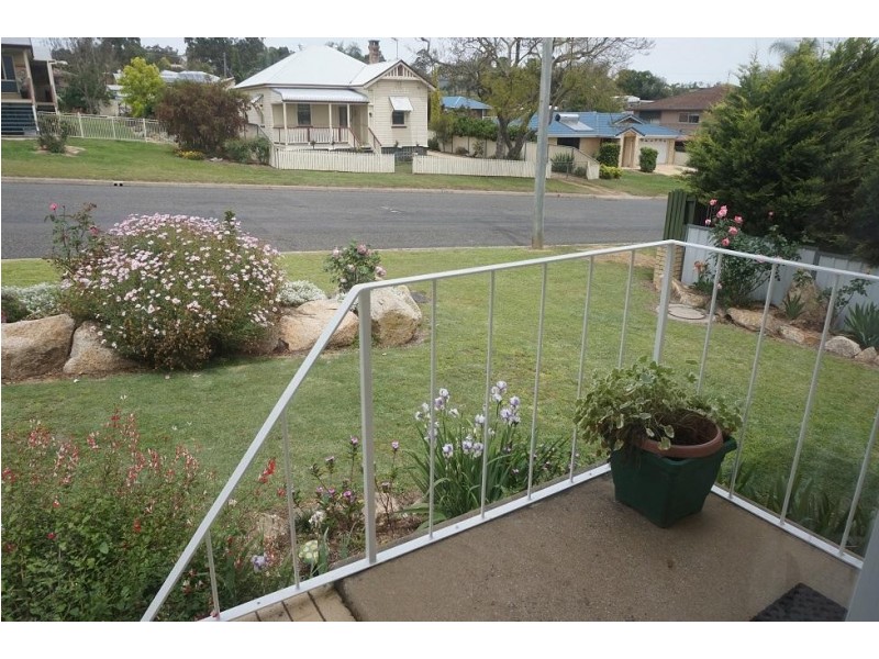 2/121 Locke Street, Warwick QLD 4370