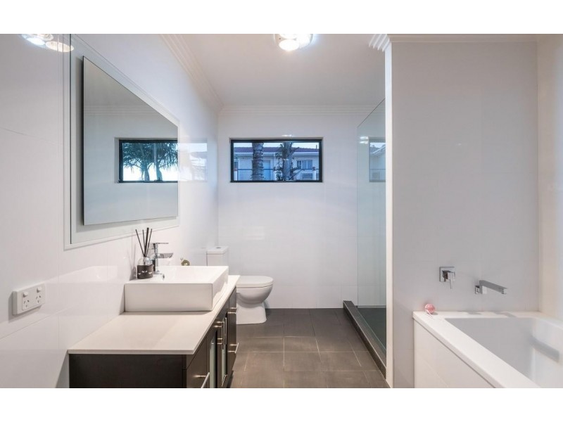 23 Castle Hill Street, Holland Park West QLD 4121