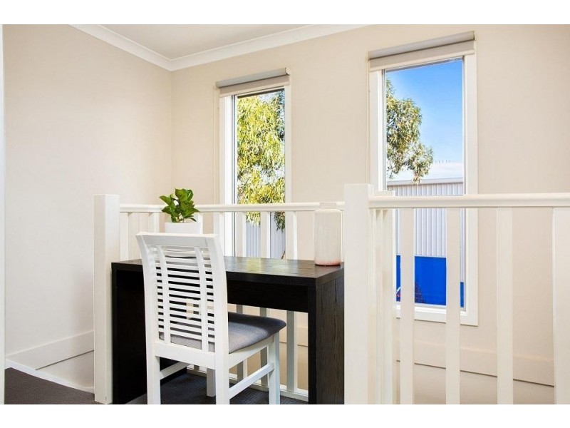 2/18 Viola Avenue, Brooklyn VIC 3012