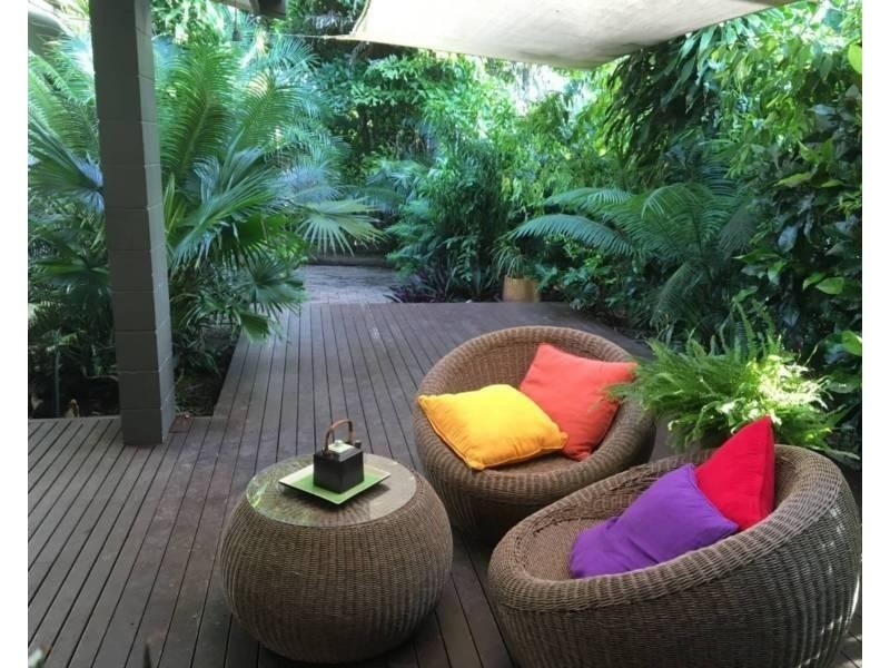 Coconut Grove NT 0810