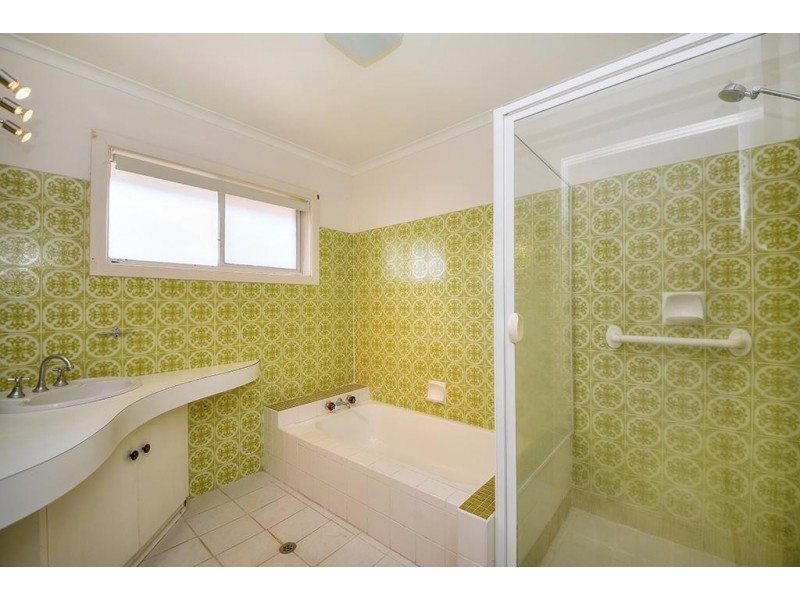 11 Sundowner Court, Mermaid Waters QLD 4218