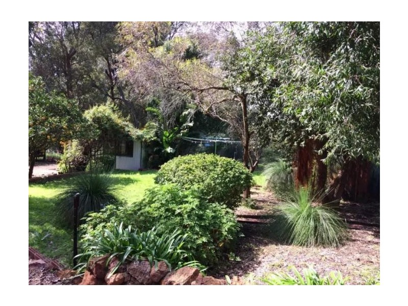 13 Landers Road, Lesmurdie WA 6076