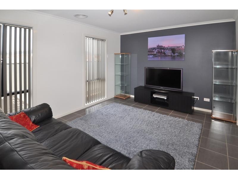 18 Holmewood Avenue, Deer Park VIC 3023