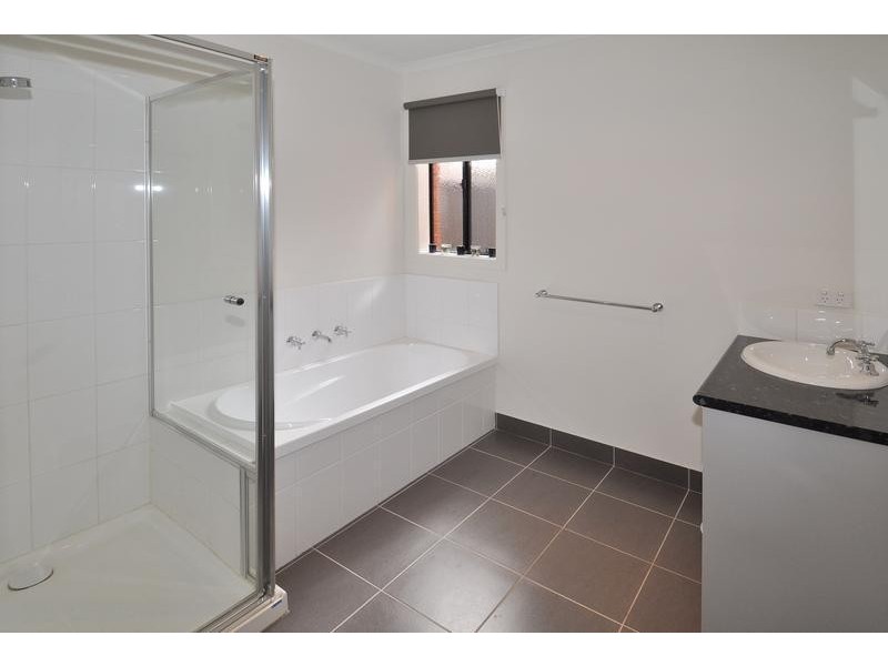 18 Holmewood Avenue, Deer Park VIC 3023