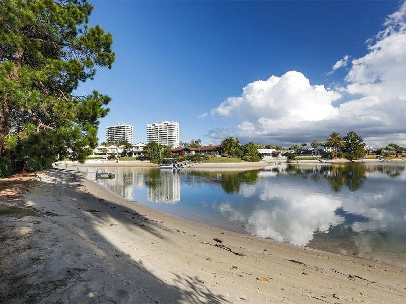 4 Alma Street, Broadbeach Waters QLD 4218