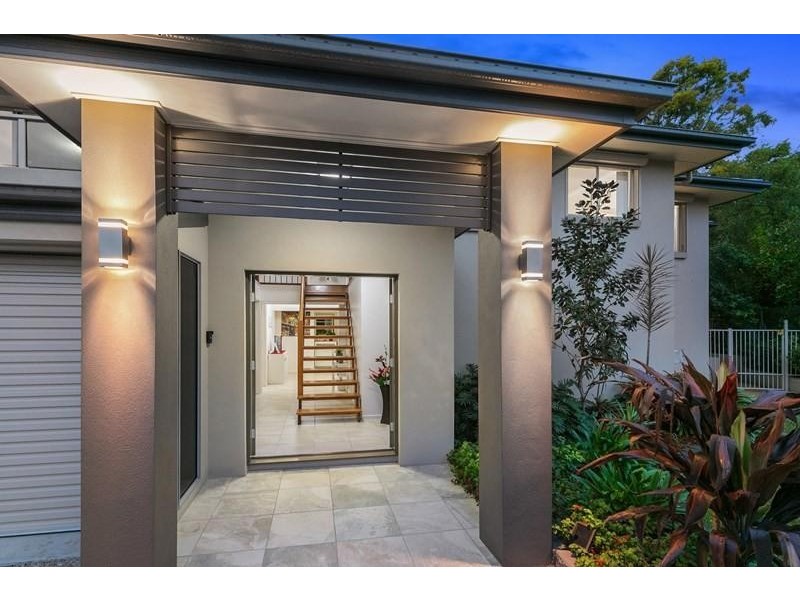 8 Aruma Street, Holland Park West QLD 4121