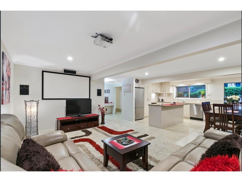 8 Aruma Street, Holland Park West QLD 4121