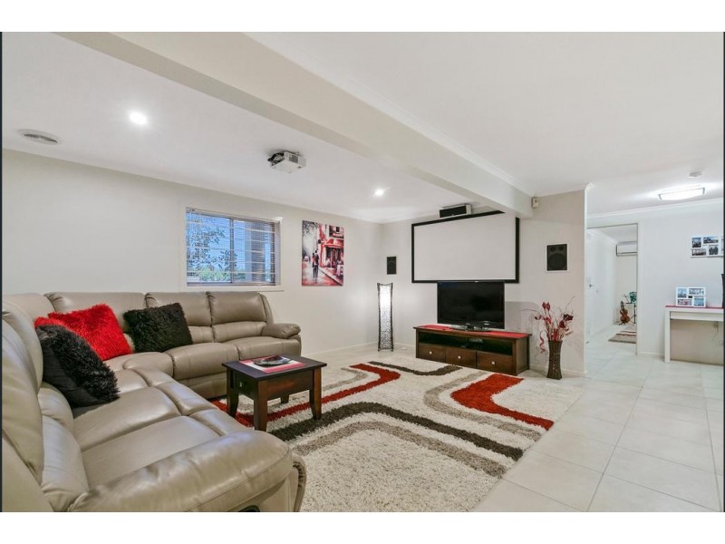 8 Aruma Street, Holland Park West QLD 4121