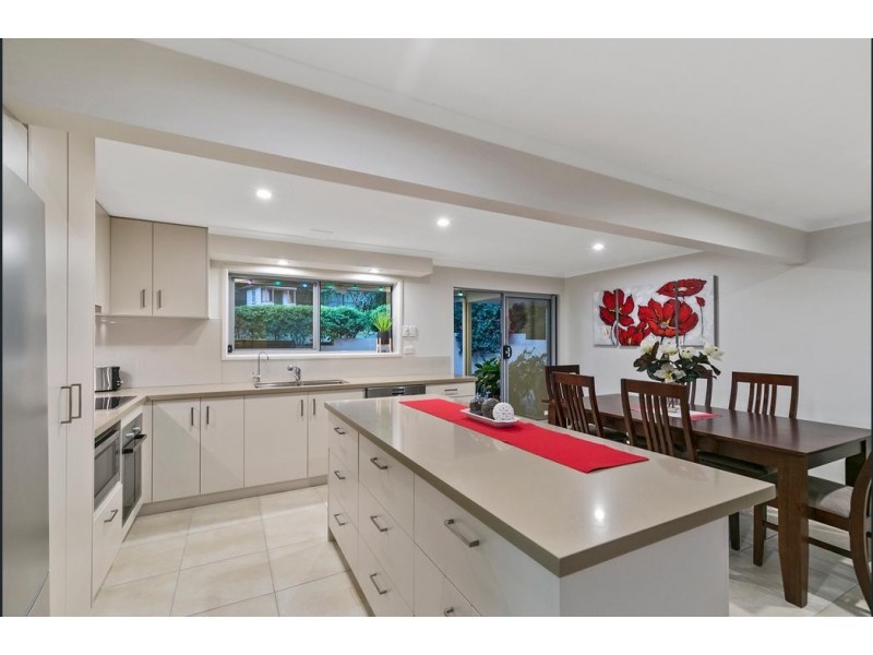 8 Aruma Street, Holland Park West QLD 4121