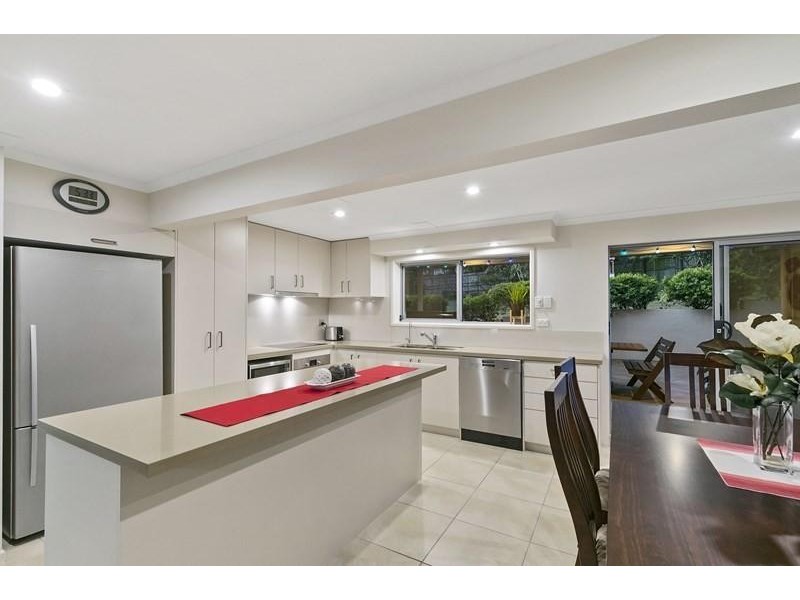 8 Aruma Street, Holland Park West QLD 4121