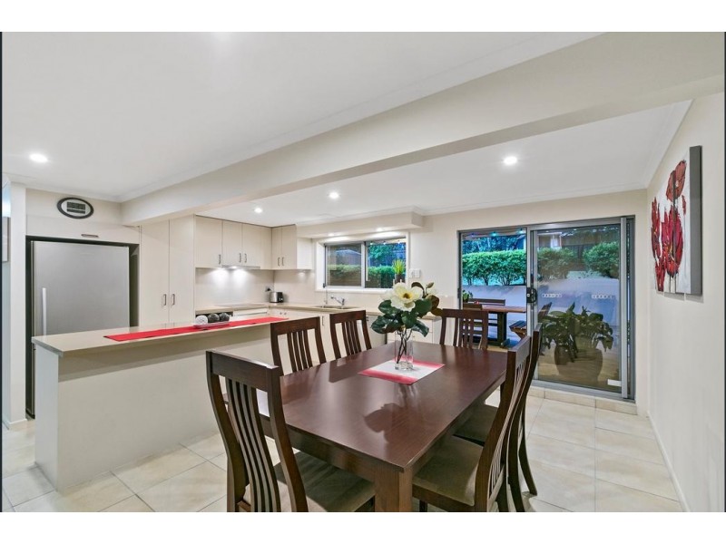 8 Aruma Street, Holland Park West QLD 4121