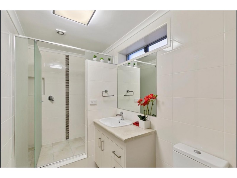 8 Aruma Street, Holland Park West QLD 4121