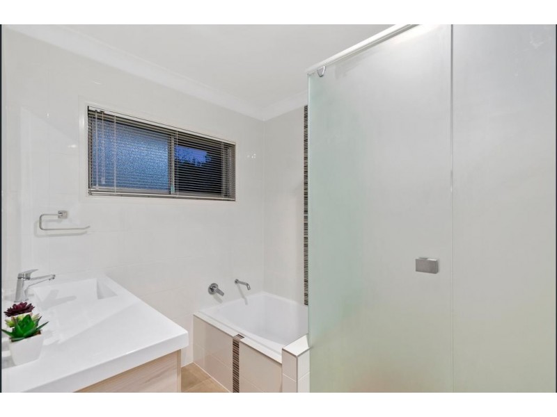 8 Aruma Street, Holland Park West QLD 4121