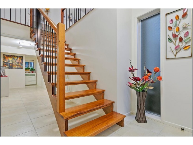 8 Aruma Street, Holland Park West QLD 4121