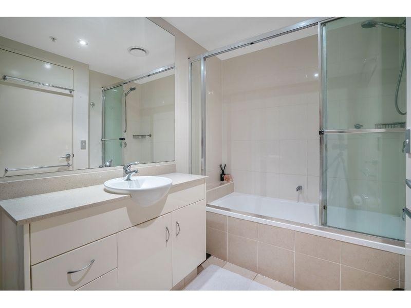 1 Como Crescent, Southport QLD 4215