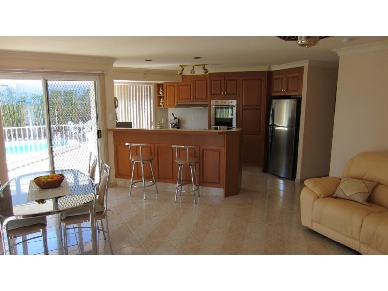 6 Montrose Court, Benowa Waters QLD 4217