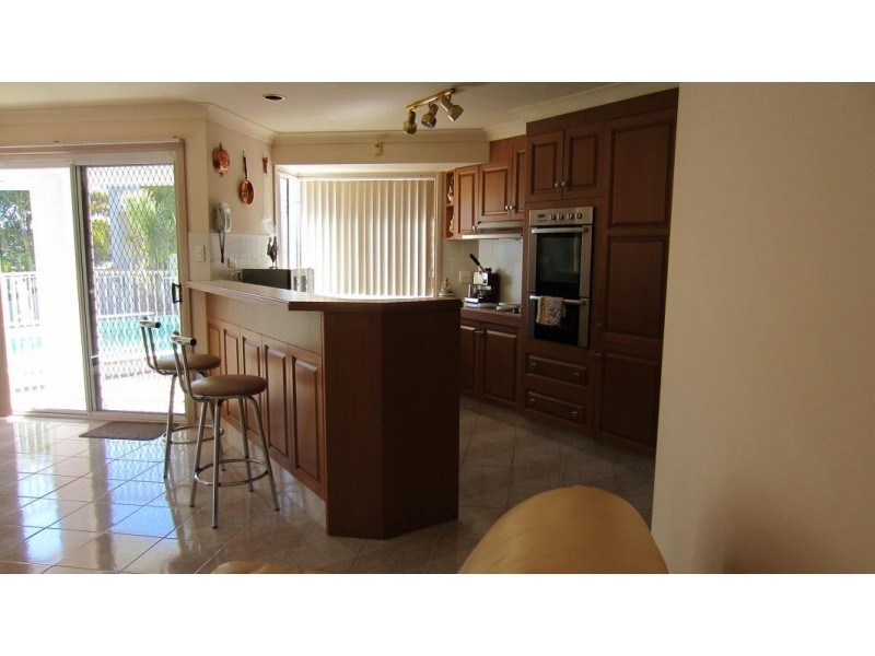 6 Montrose Court, Benowa Waters QLD 4217