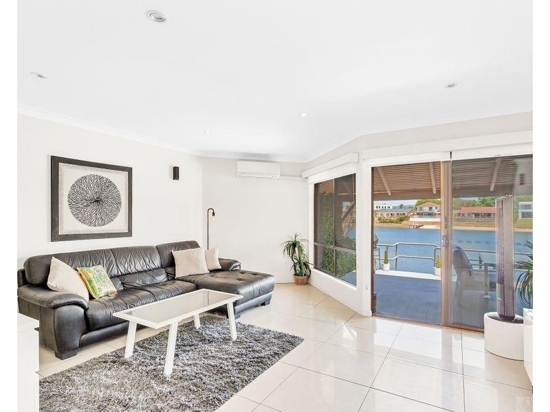 2/14 Aquila Court, Mermaid Waters QLD 4218