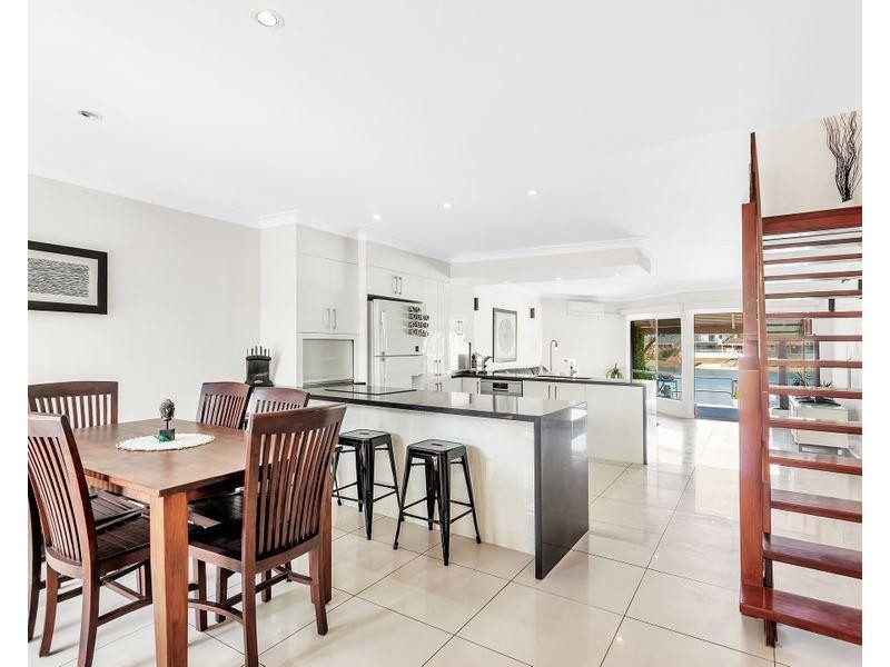 2/14 Aquila Court, Mermaid Waters QLD 4218