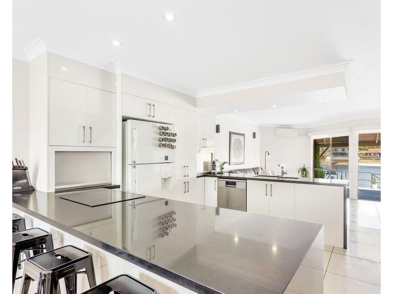 2/14 Aquila Court, Mermaid Waters QLD 4218