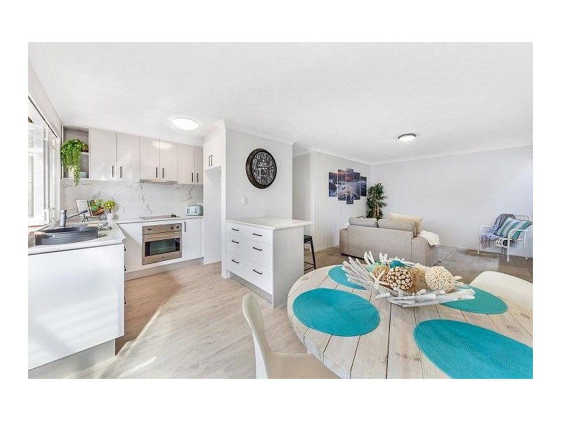 3/4 Christina Court, Mermaid Waters QLD 4218