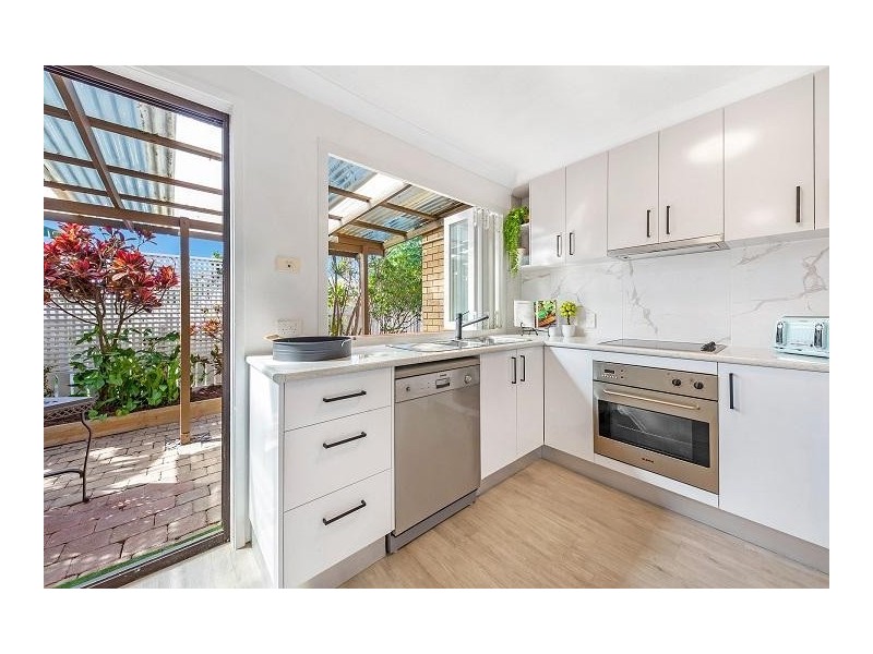 3/4 Christina Court, Mermaid Waters QLD 4218