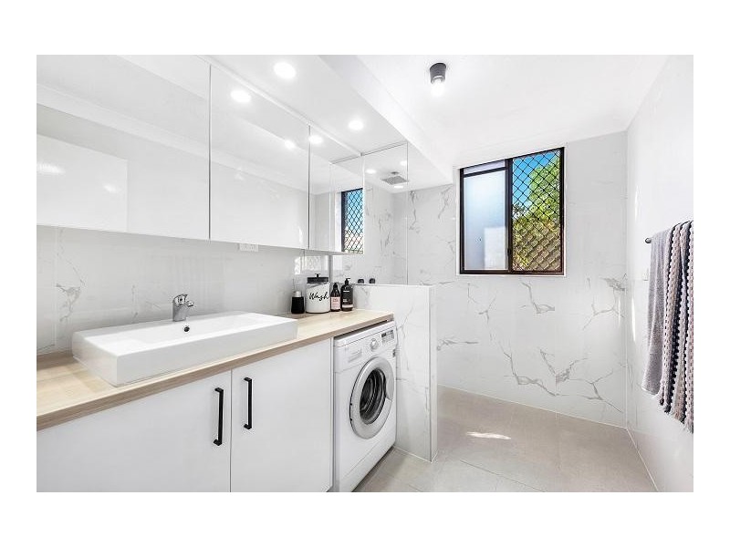 3/4 Christina Court, Mermaid Waters QLD 4218