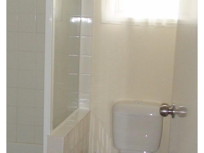 1-4/6 Wenitong Street, West Gladstone QLD 4680