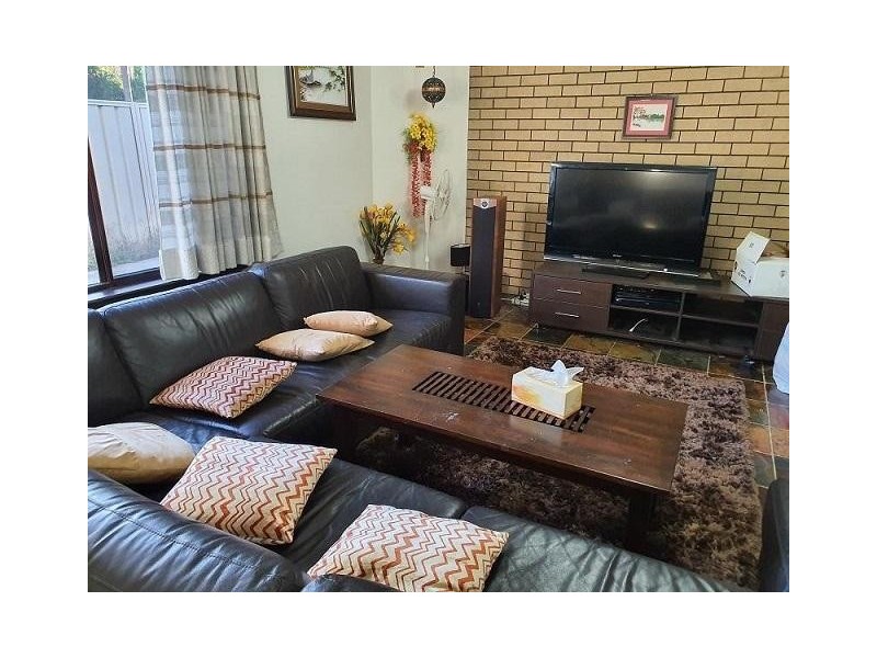 * Fifth Avenue, Rossmoyne WA 6148