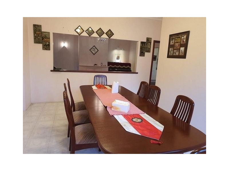 * Fifth Avenue, Rossmoyne WA 6148