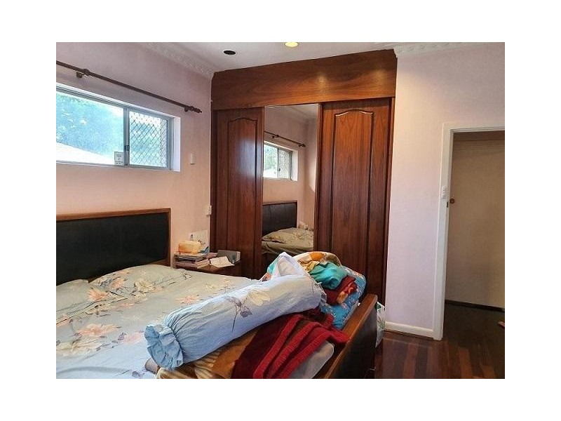 * Fifth Avenue, Rossmoyne WA 6148