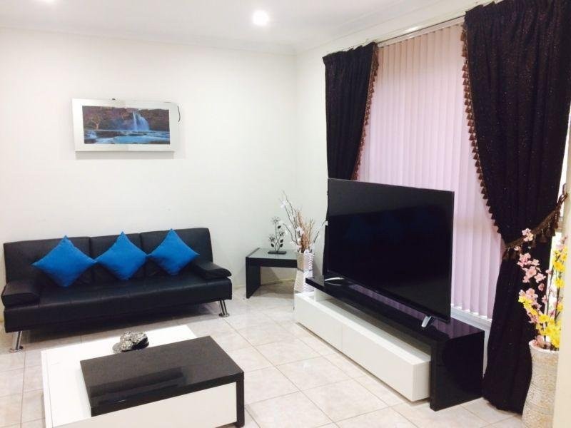 2 Titania Place, Rosemeadow NSW 2560