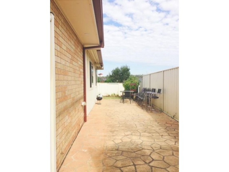 2 Titania Place, Rosemeadow NSW 2560