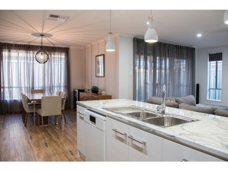 3 Orbit Court, Woodcroft SA 5162