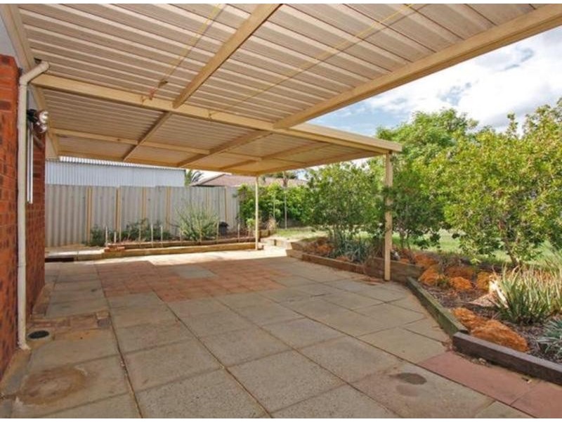 32 Lincoln Road, Forrestfield WA 6058