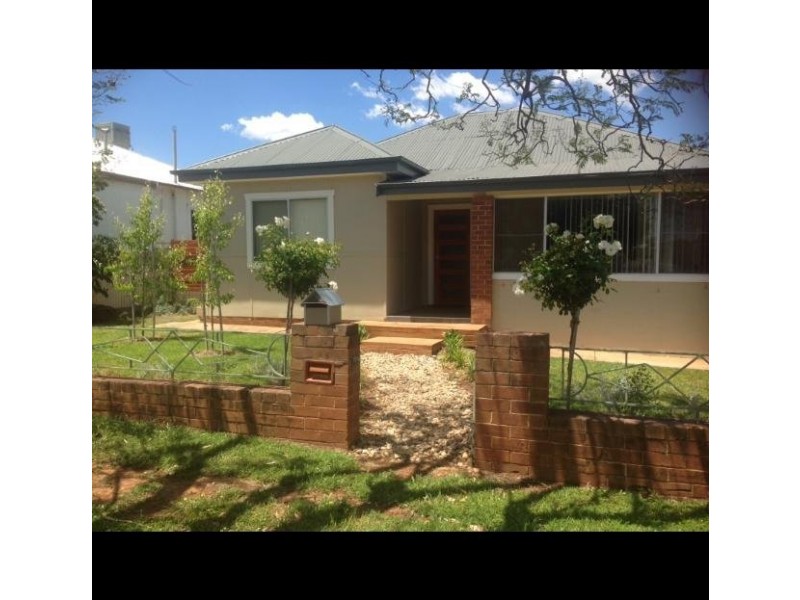 21 East Street, Parkes NSW 2870