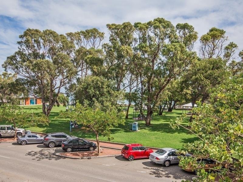 17 Rockingham Beach Road, Rockingham WA 6168